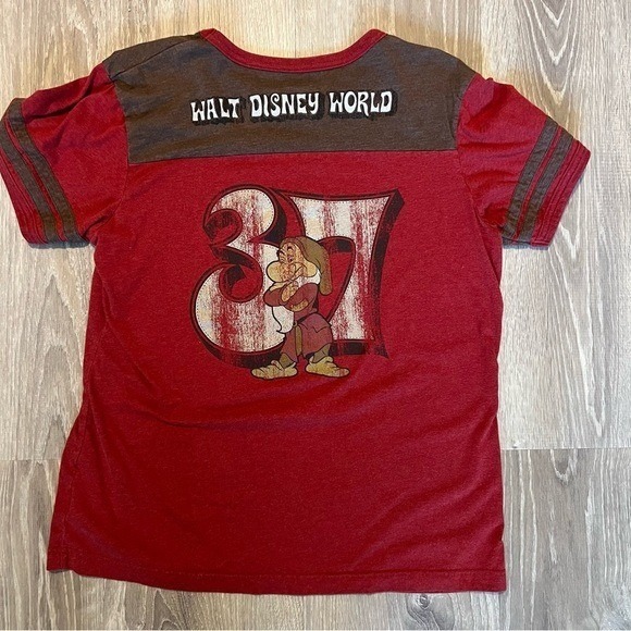 Walt Disney World Grumpy Dwarf 37 Distressed Red Brown Shirt Womens Size XL - Picture 8 of 10